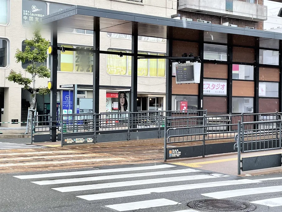 広電本社前駅の電停と横断歩道